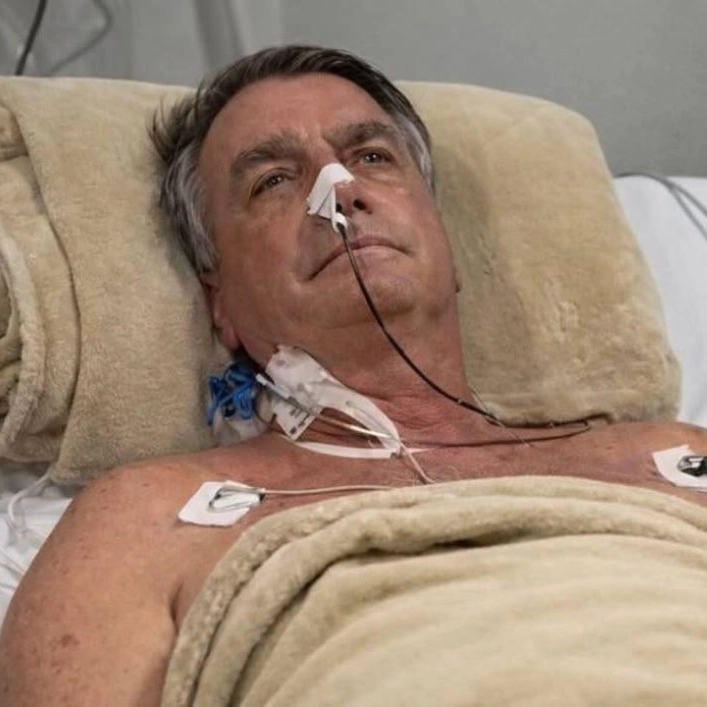 Bolsonaro sofre traumatismo craniano leve após queda, diz médico