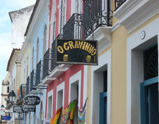 Bar Cravinho é alvo de operação no Pelourinho por suspeita de bebidas irregulares