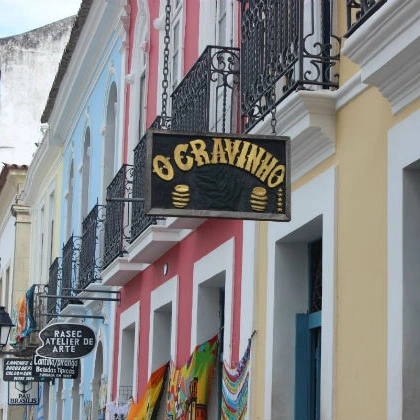 Bar Cravinho é alvo de operação no Pelourinho por suspeita de bebidas irregulares