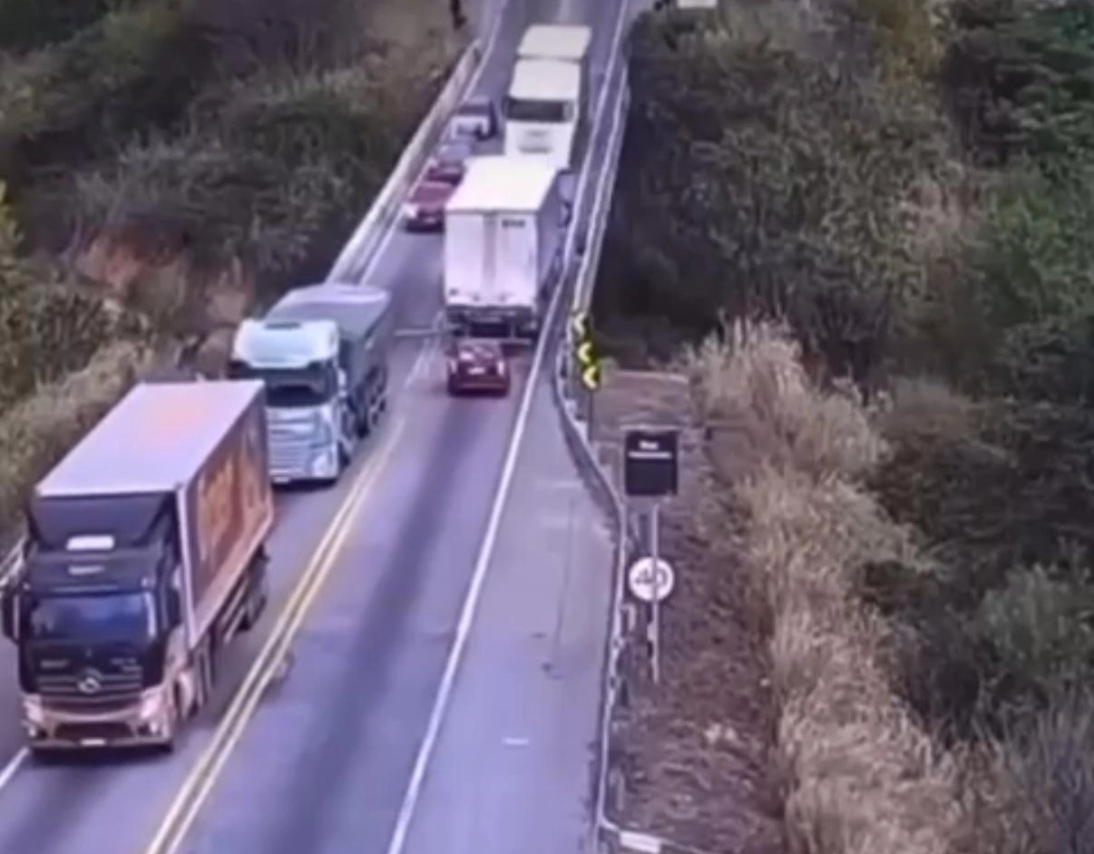 Assista: carreta desgovernada joga carro para fora da ponte e deixa pelo menos cinco feridos