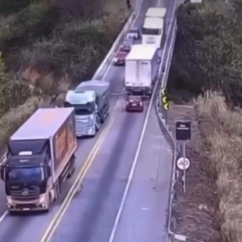 Assista: carreta desgovernada joga carro para fora da ponte e deixa pelo menos cinco feridos