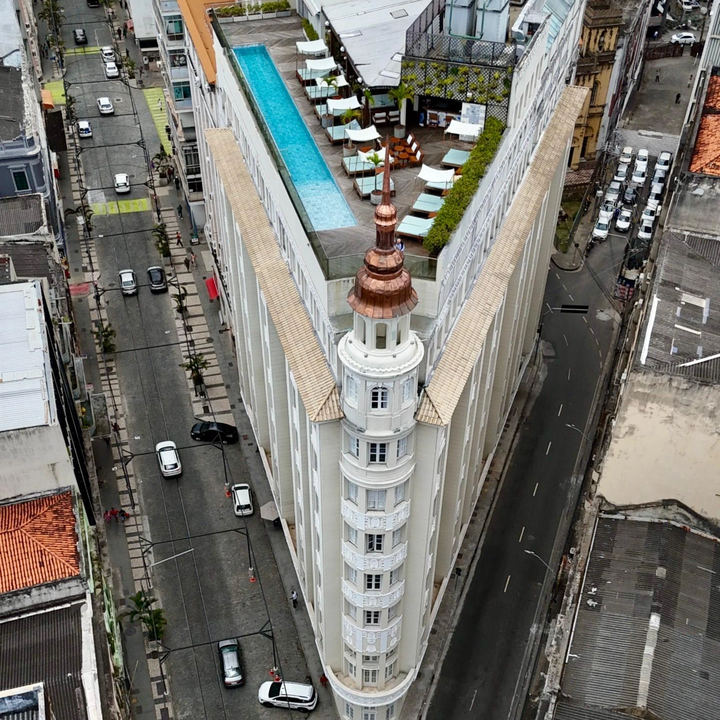 Fera Palace Hotel restaura sua icônica cúpula de cobre; confira resultado