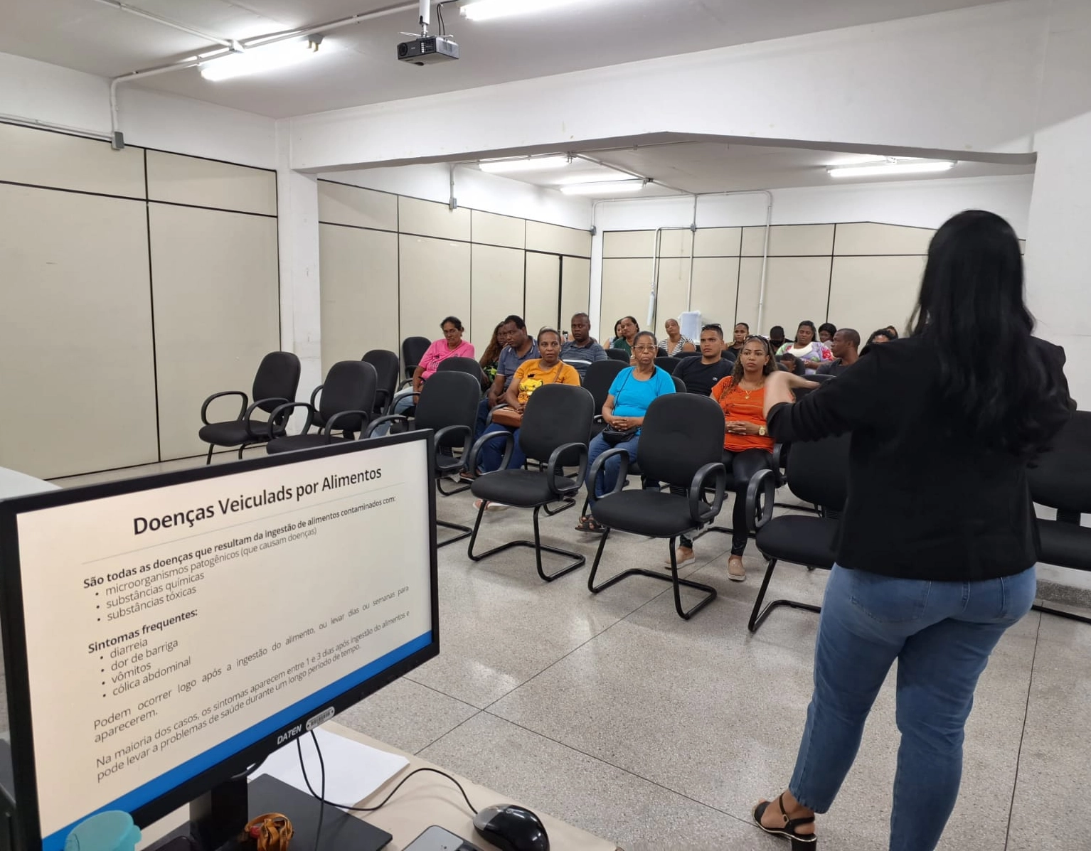 Pipoqueiros, Barraqueiras e Baianas de Acarajé e Mingau recebem curso de qualificação em saúde da VISA