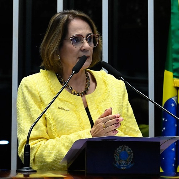 Damares Alves defende anistia a Jair Bolsonaro e cita condições da Papuda