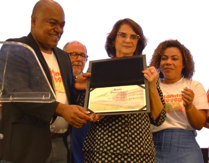 Ex-ministra Damares Alves recebe Comenda 2 de Julho