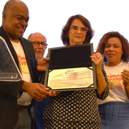 Ex-ministra Damares Alves recebe Comenda 2 de Julho