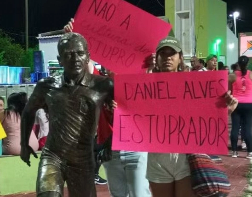 Grupo protesta perto de estátua que homenageia Daniel Alves em Juazeiro