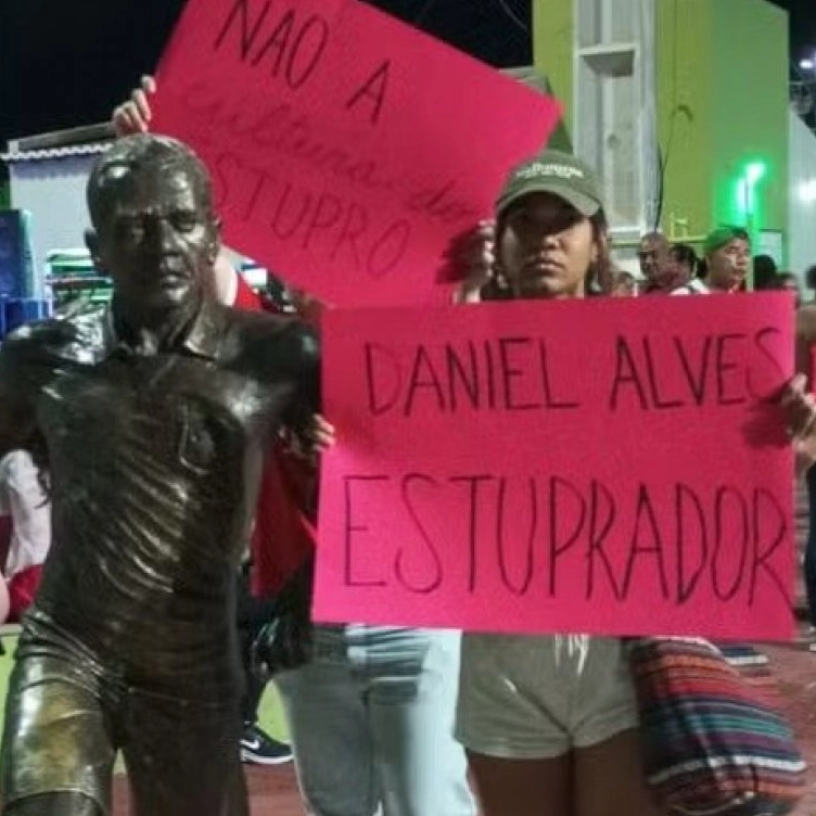 Grupo protesta perto de estátua que homenageia Daniel Alves em Juazeiro