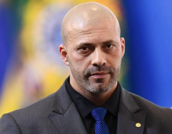 Alexandre de Moraes autoriza que Daniel Silveira vá para o regime semiaberto