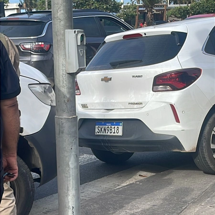 Orla de Salvador: homem é baleado dentro de carro, que fica com 13 marcas de tiros