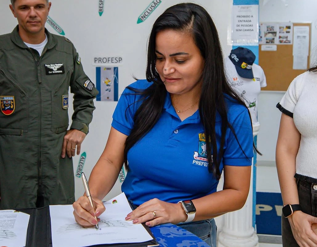 Prefeita de Lauro de Freitas exonera aliados do vereador Tenóbio após rompimento político