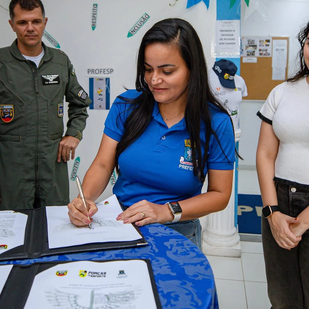 Prefeita de Lauro de Freitas exonera aliados do vereador Tenóbio após rompimento político