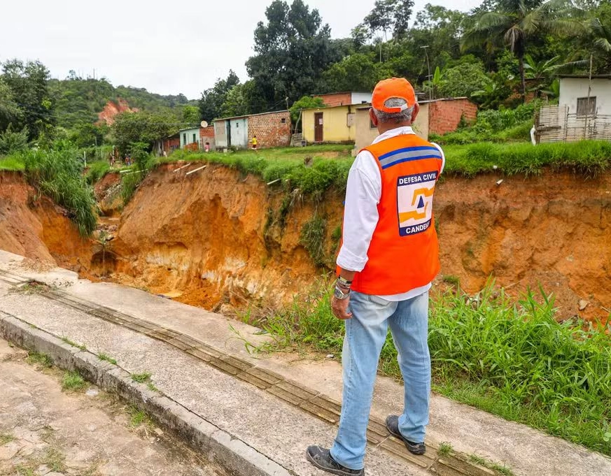 Mais de 30 casas são interditadas em Candeias por risco de desabamento