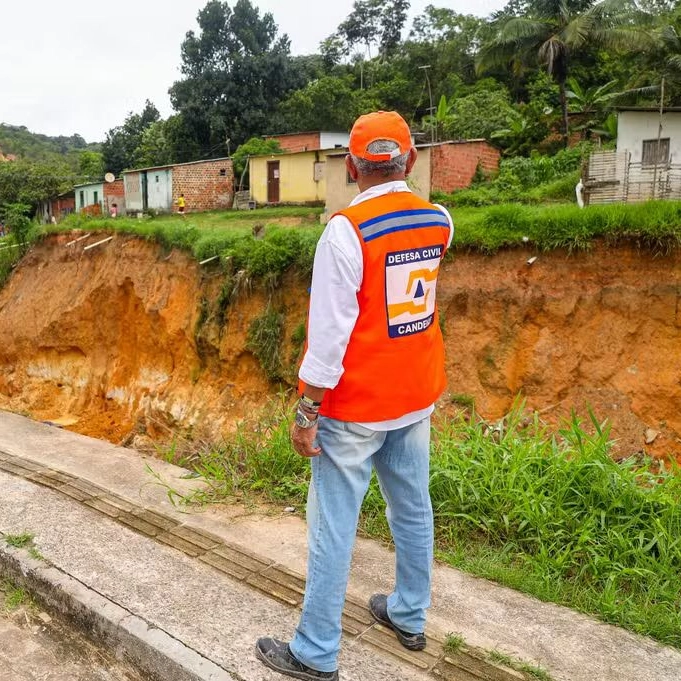 Mais de 30 casas são interditadas em Candeias por risco de desabamento