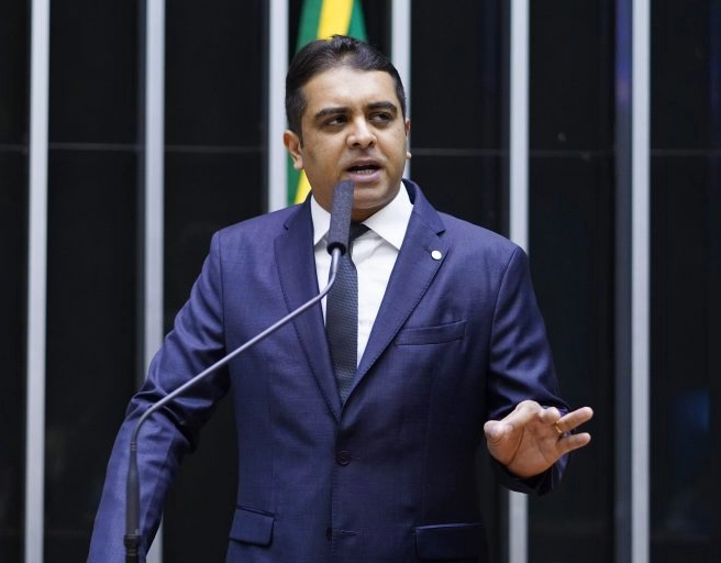 Deputado falta ao enterro do próprio pai para presidir sessão que trata do casamento gay