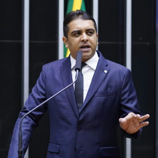 Deputado falta ao enterro do próprio pai para presidir sessão que trata do casamento gay