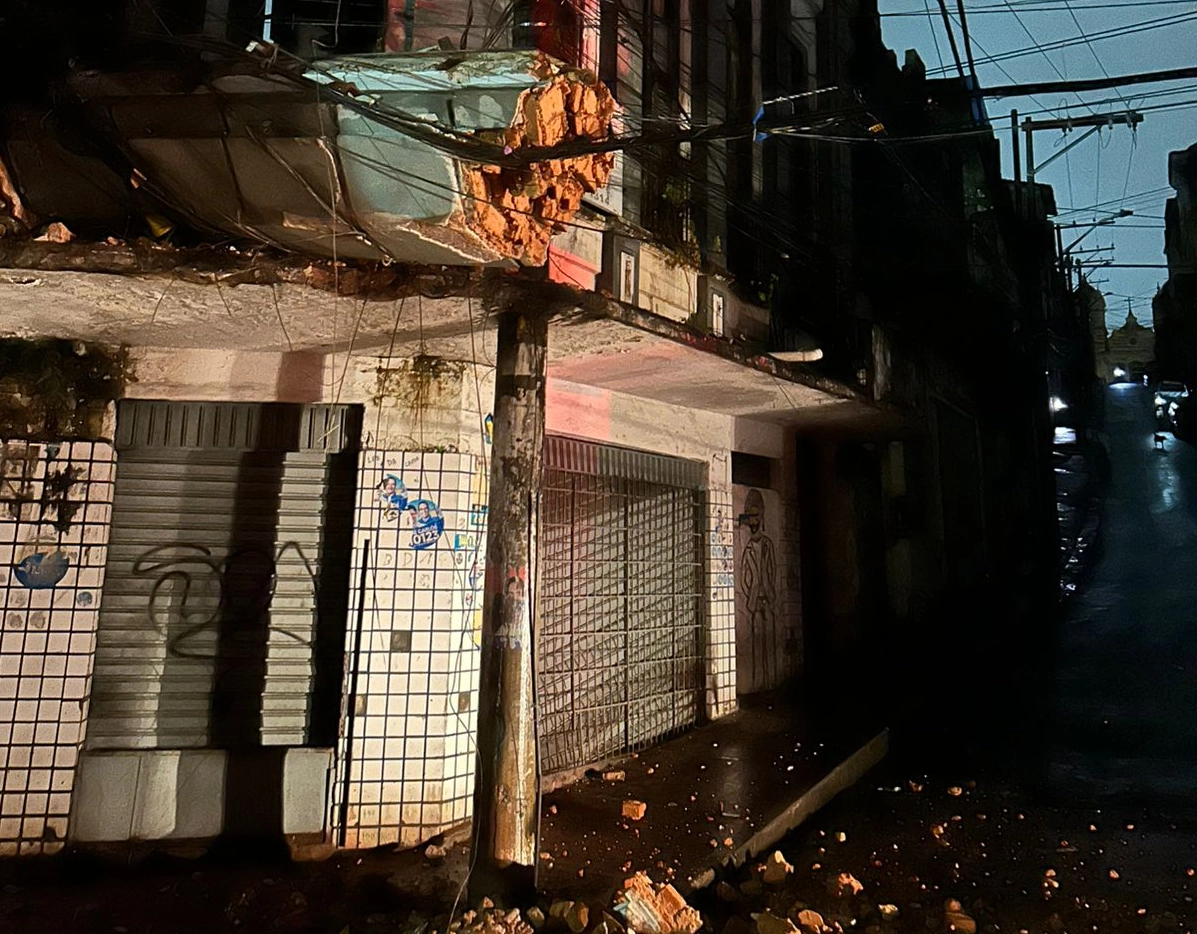 Chuva intensa causa caos em Salvador: desabamento de prédio, deslizamentos de terra e sirenes acionadas em quatro regiões