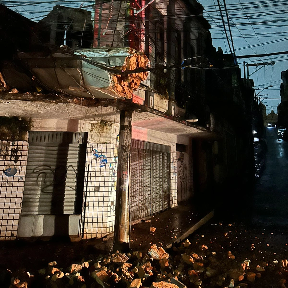 Chuva intensa causa caos em Salvador: desabamento de prédio, deslizamentos de terra e sirenes acionadas em quatro regiões