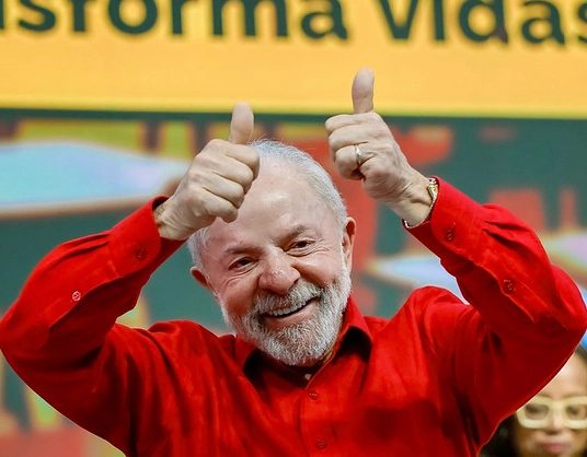 Lula lança Carteira Nacional Docente e anuncia prêmio de R$ 3 mil para professores