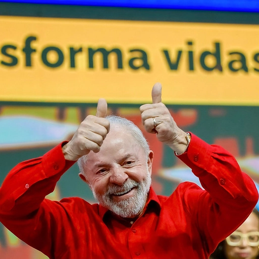 Lula lança Carteira Nacional Docente e anuncia prêmio de R$ 3 mil para professores