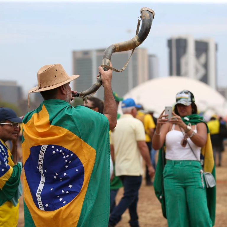 Direita lidera identificação política entre brasileiros, indica Datafolha
