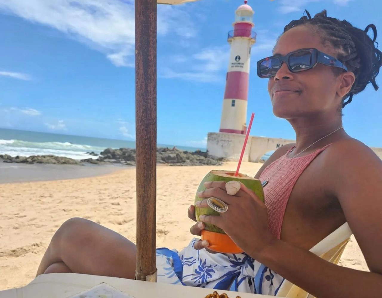 Djamila Ribeiro está em Salvador e curte praia de Itapuã