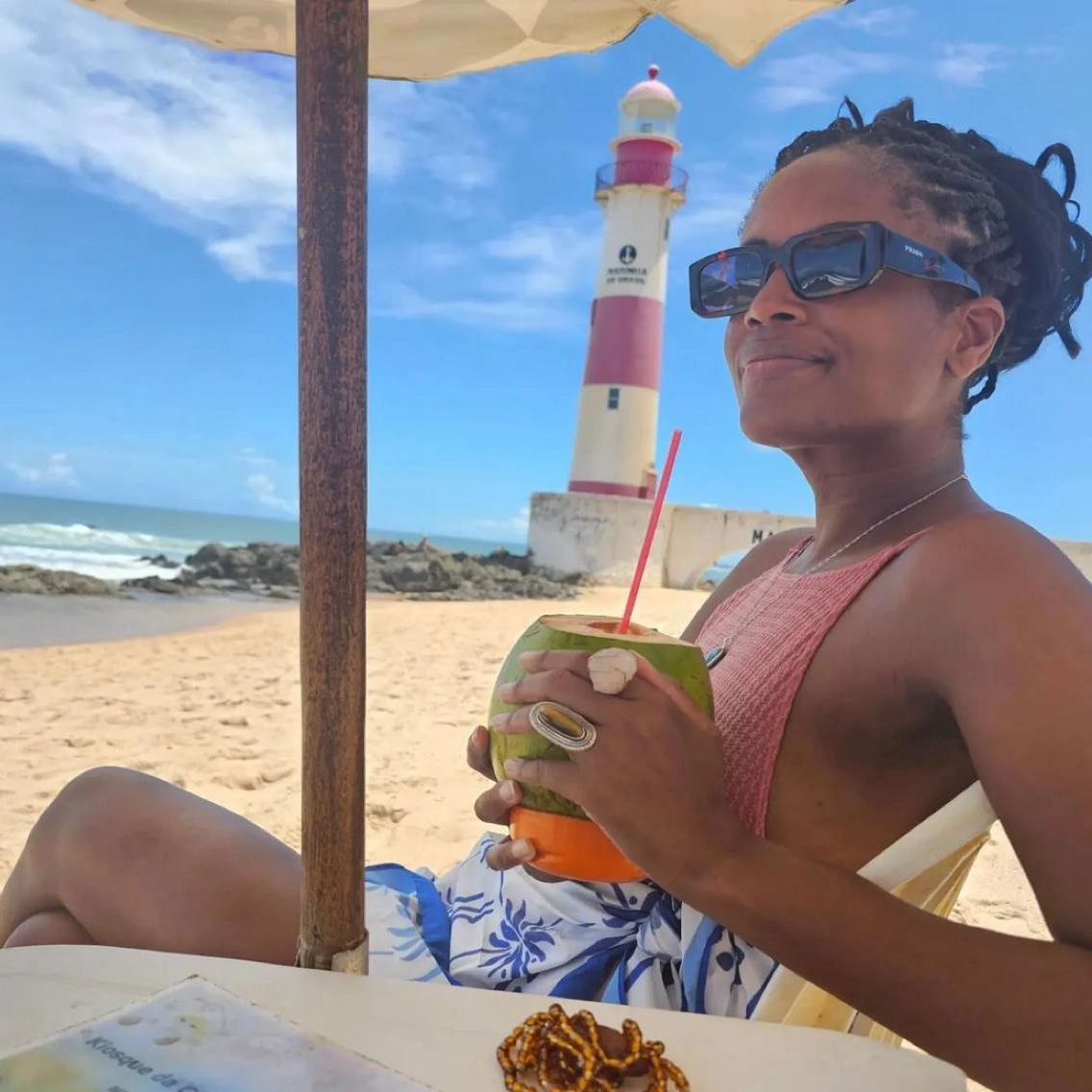 Djamila Ribeiro está em Salvador e curte praia de Itapuã