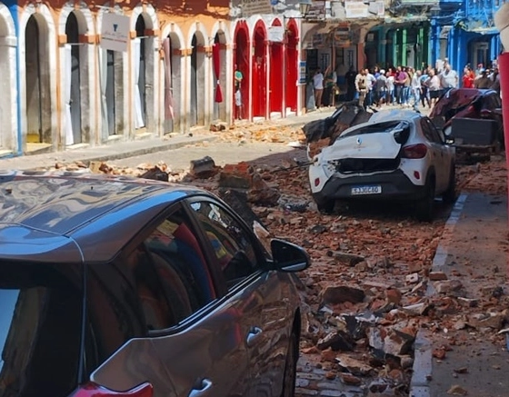 Carros ficam destruídos após parte de casarão desabar em Salvador