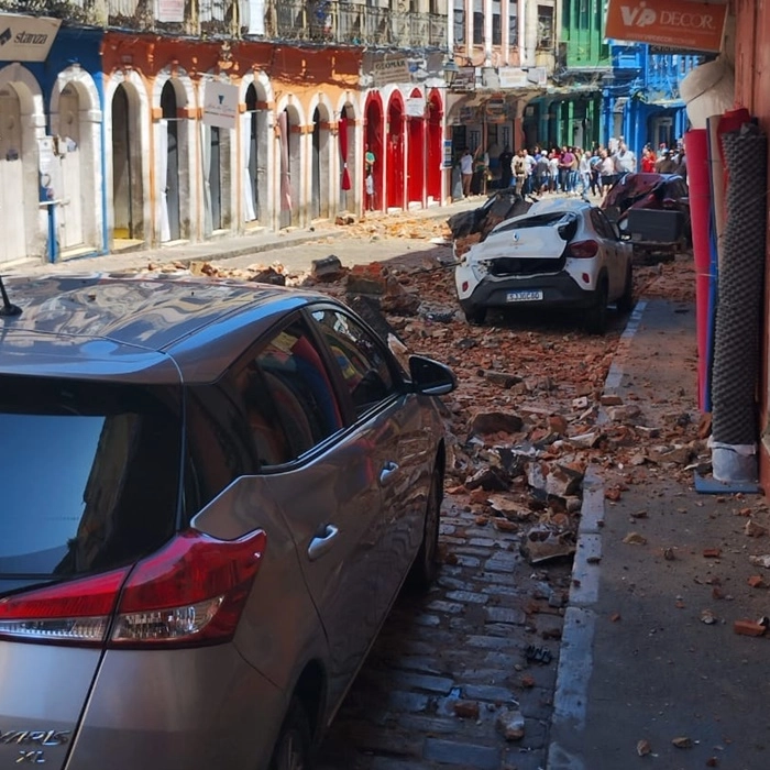 Carros ficam destruídos após parte de casarão desabar em Salvador