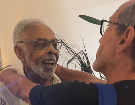 Gilberto Gil faz show para 60 convidados em prol do Teatro Gamboa