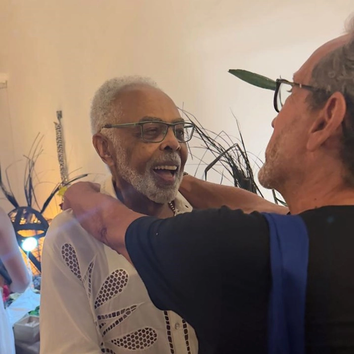 Gilberto Gil faz show para 60 convidados em prol do Teatro Gamboa