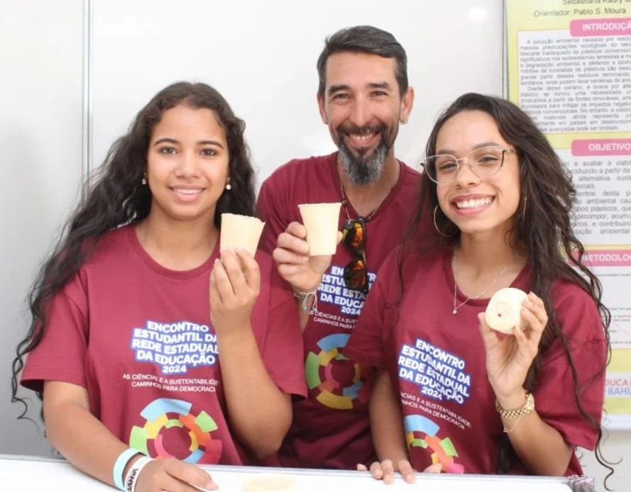 Jovens baianas criam copo biodegradável a partir do amido de mandioca e bagaço de cana