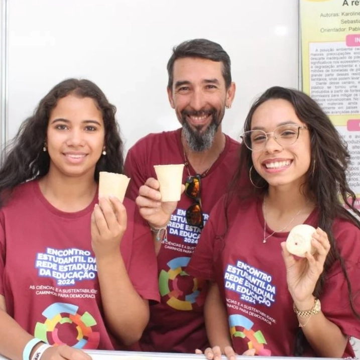 Jovens baianas criam copo biodegradável a partir do amido de mandioca e bagaço de cana