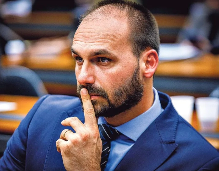 Juristas pedem ao STF responsabilização civil de Eduardo Bolsonaro