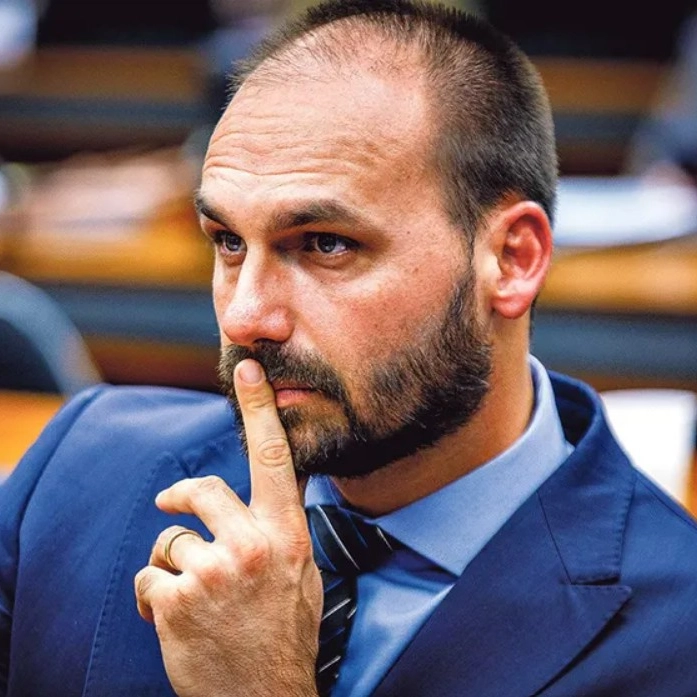 Juristas pedem ao STF responsabilização civil de Eduardo Bolsonaro
