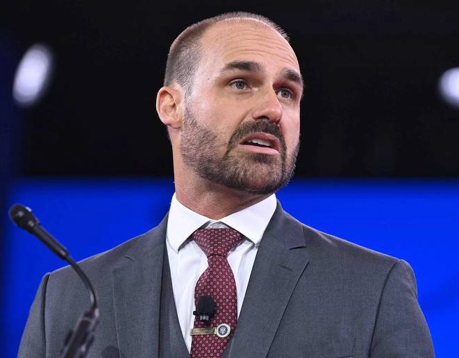 STF notifica Eduardo Bolsonaro sobre denúncia da PGR; deputado pode ser julgado à revelia