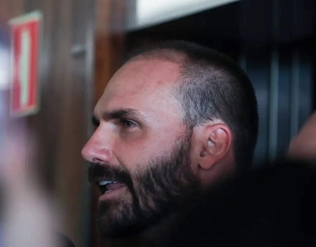PT pede suspensão do mandato de Eduardo Bolsonaro