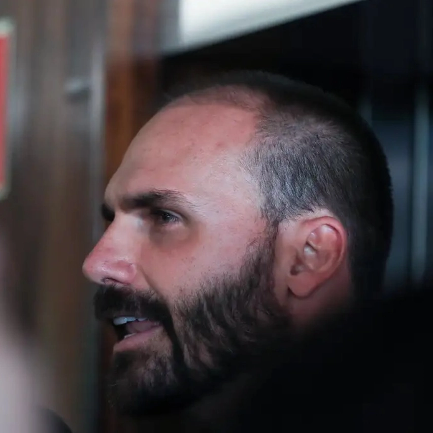 PT pede suspensão do mandato de Eduardo Bolsonaro