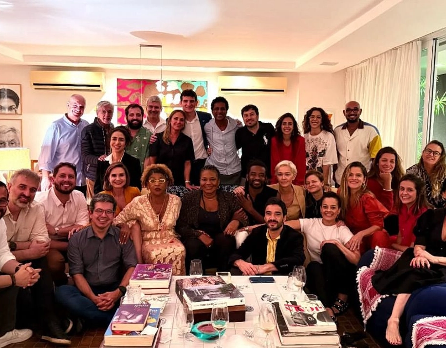 Ministra da cultura reúne artistas em jantar para debater direitos e projetos de lei