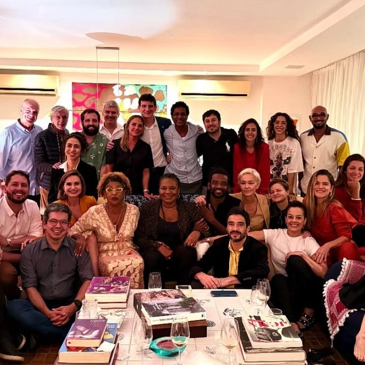 Ministra da cultura reúne artistas em jantar para debater direitos e projetos de lei