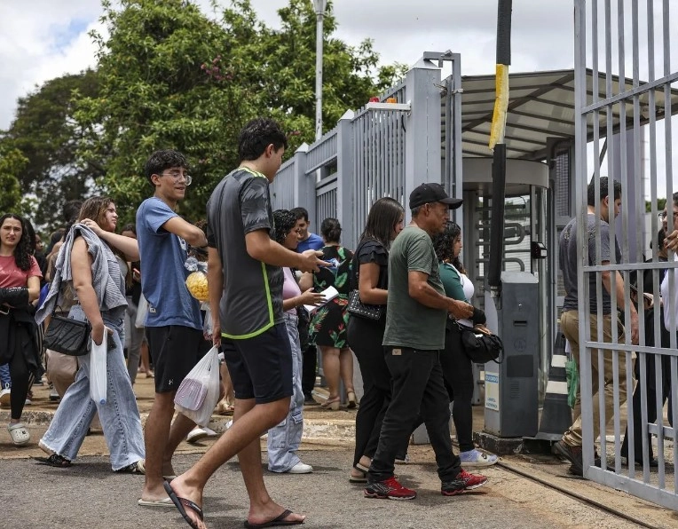 Estudantes fazem segundo dia do Enem 2024 neste domingo