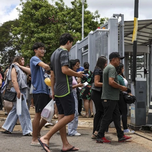 Estudantes fazem segundo dia do Enem 2024 neste domingo