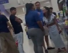 Mulher investigada por racismo em pet shop fica em silêncio durante depoimento na Bahia