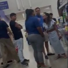 Mulher investigada por racismo em pet shop fica em silêncio durante depoimento na Bahia