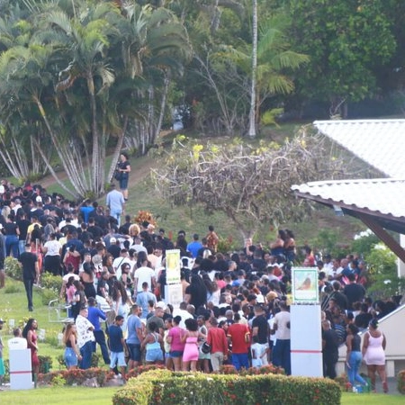 Corpo de Amendoim é sepultado em Salvador e Christian Bel faz discurso emocionado