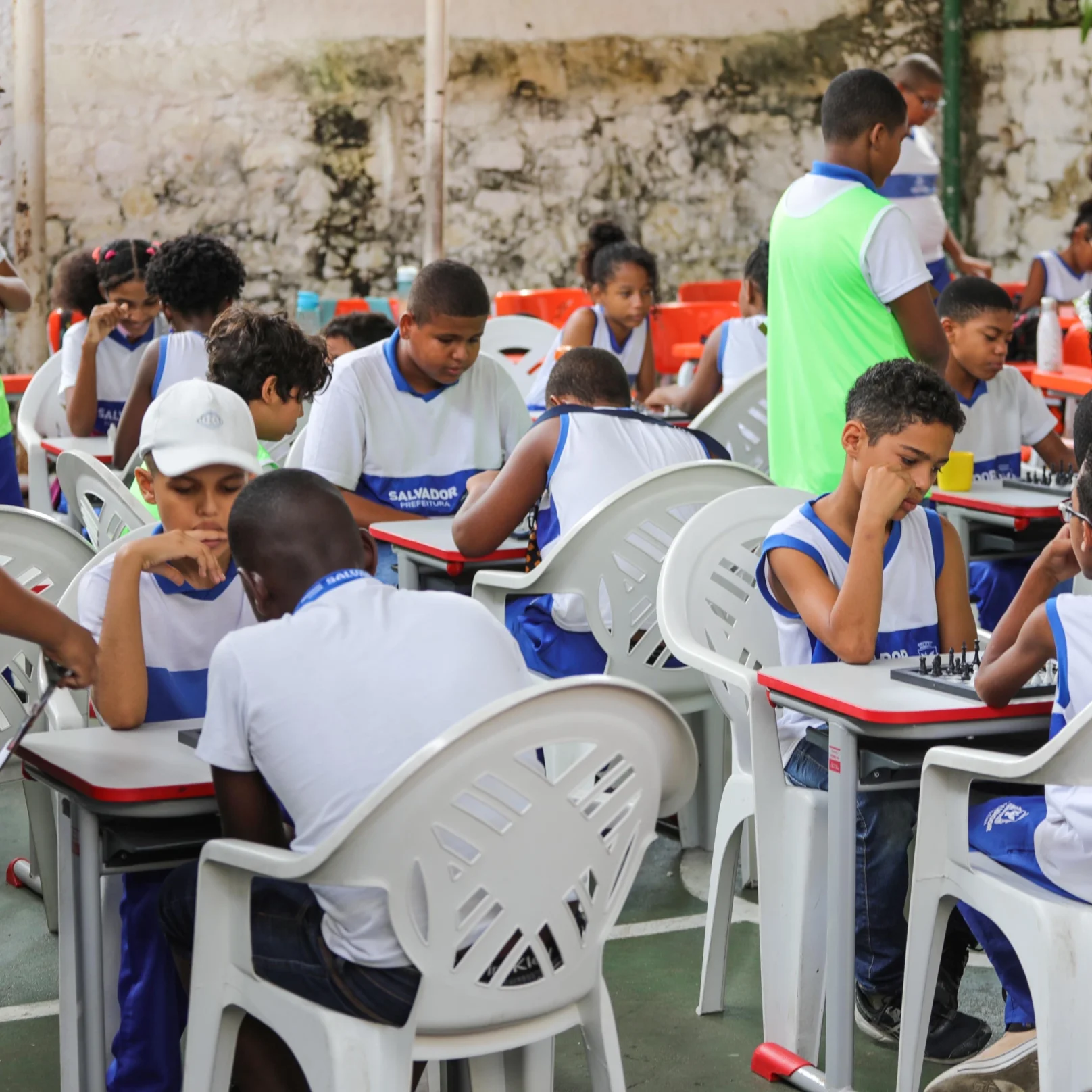 Vereador quer que prefeitura proíba celulares em salas de aula na rede municipal de Salvador