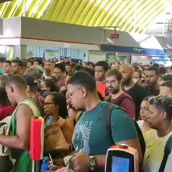 Estações e passarelas ficam lotadas após registro de lentidão no metrô