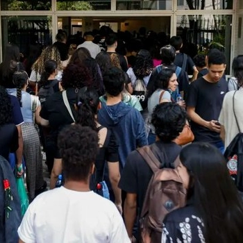 Estudantes começam a receber primeira parcela do Programa Pé-de-Meia