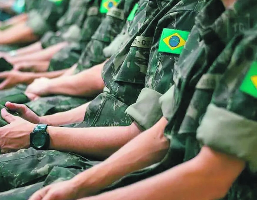 Moraes manda réus da tentativa golpista tirarem farda do Exército antes de depoimento