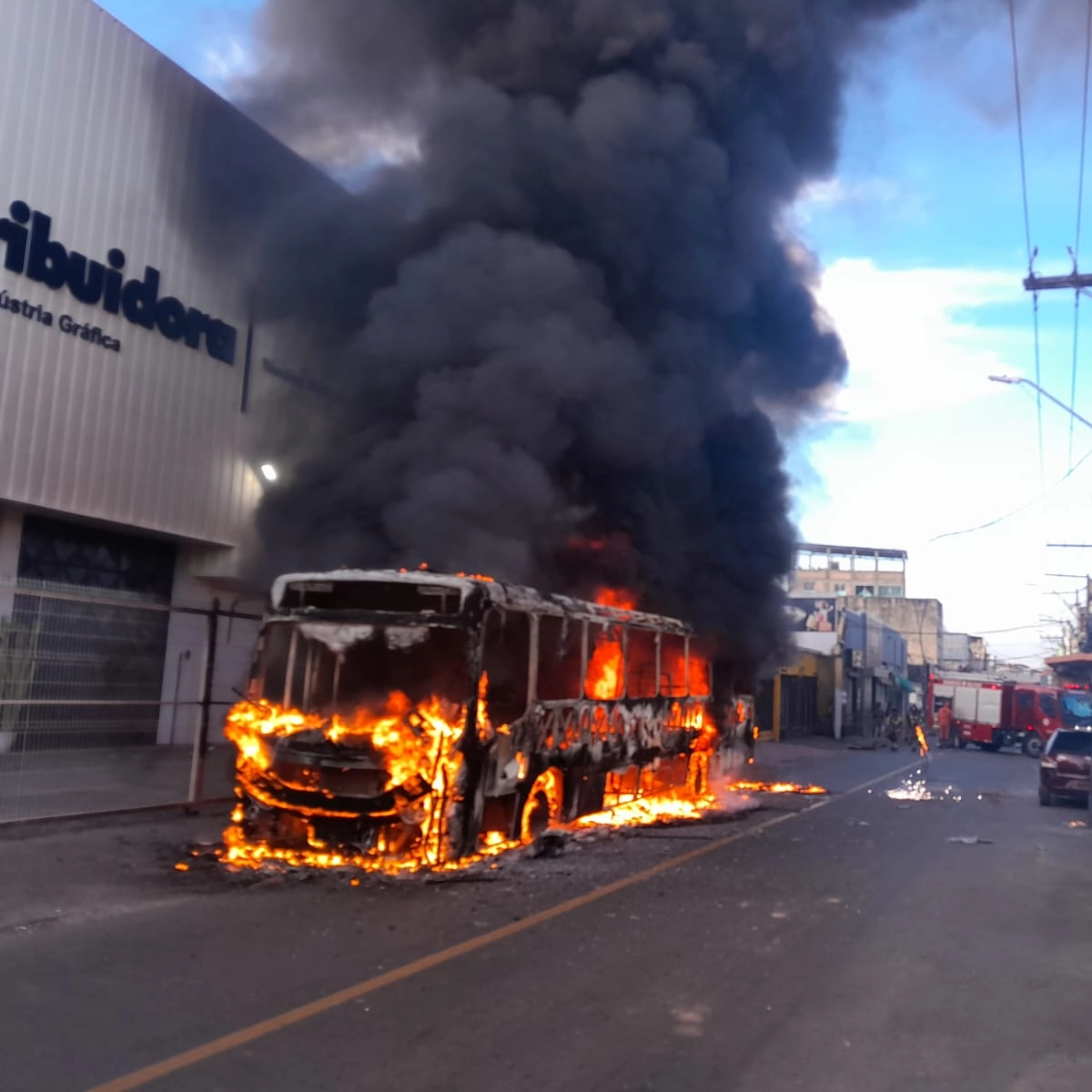 Ônibus fica destruído após ser atingido por incêndio em Salvador